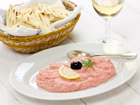 Тарамасалата – гръцка разядка с тарама хайвер, хляб, червен лук и лимонов сок - снимка на рецептата